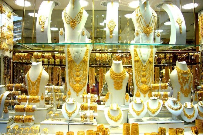 Read more about the article Navigating Local Markets: Shopping Tips and Tricks for Cruisers